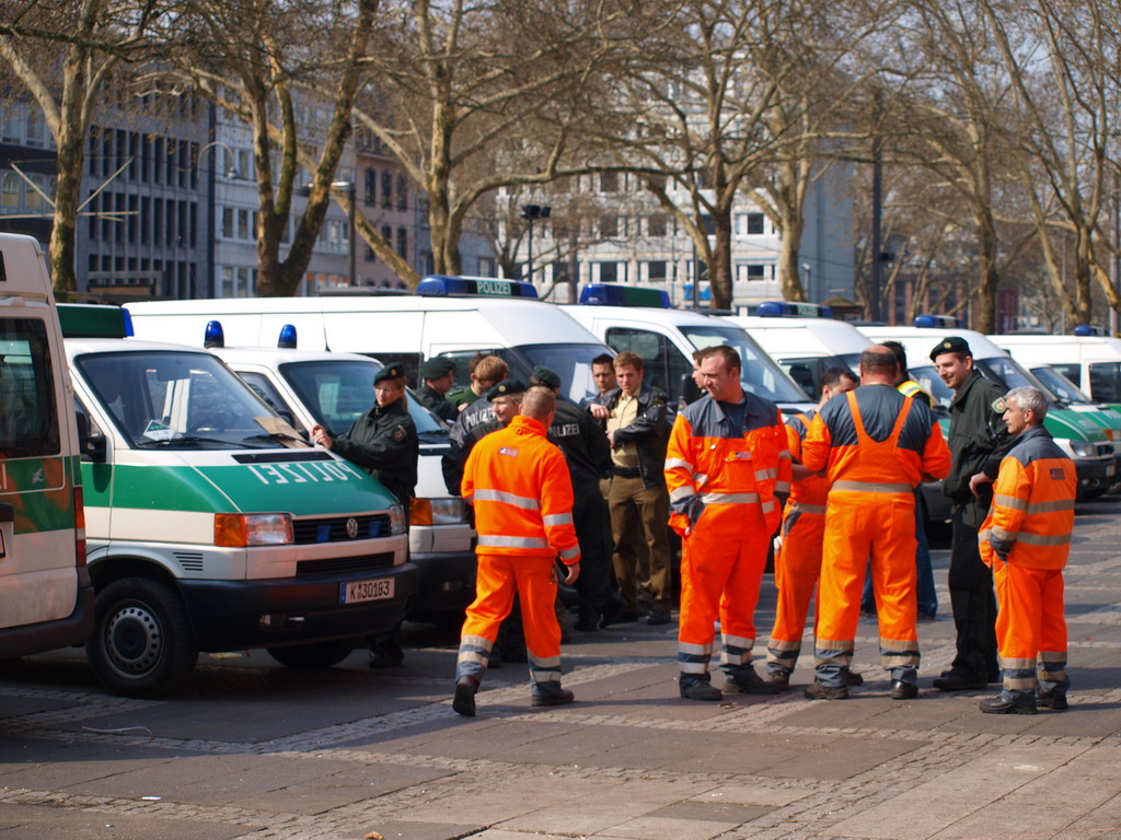 Suchmassnahmen am Koelner Neumarkt nach Raubueberfall im Parkhaus Wolfstr P02.JPG